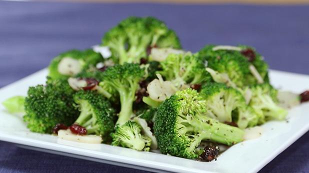 Broccoli Salad with Water Chestnuts 和 Dried Cranberries  