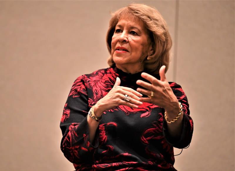 玛莎·琼斯参加了在芝加哥举行的2022年美国心脏协会科学会议的小组讨论. (美国心脏协会)