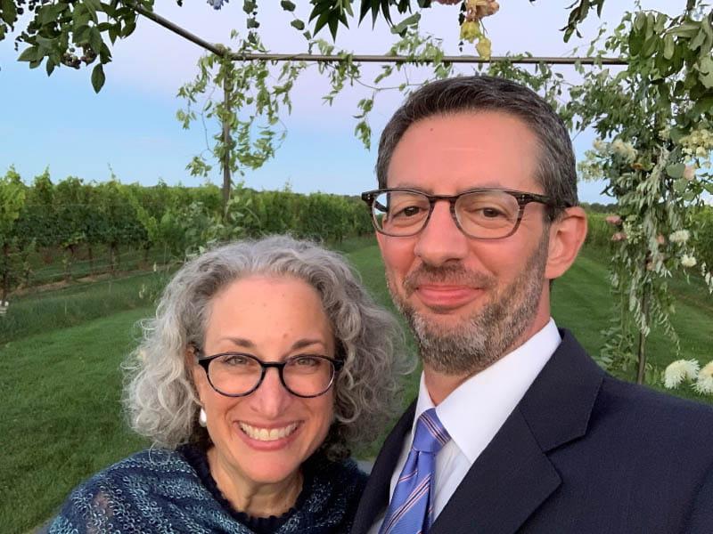 Stuart Katz (left) and his wife, Marni Smith Katz, at a wedding last year. (图片由Stuart Katz提供)